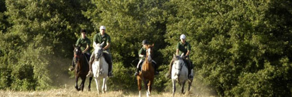 Voyage à cheval en Toscane - Randonnée équestre et séjour dans un château organisée par Randocheval