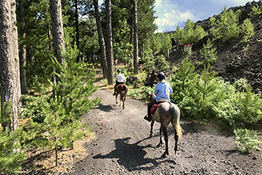 Voyage et aventure à cheval en Sicile - Randonnée équestre en Italie organisée par Randocheval