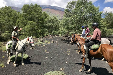 Voyage et aventure à cheval en Sicile - Randonnée équestre en Italie organisée par Randocheval