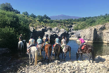 Voyage et aventure à cheval en Sicile - Randonnée équestre en Italie organisée par Randocheval