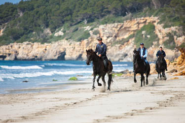 Voyage à cheval aux Baléares à Minorque - Randonnée équestre organisée par Randocheval