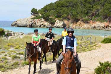 Voyage à cheval aux Baléares à Minorque - Randonnée équestre organisée par Randocheval