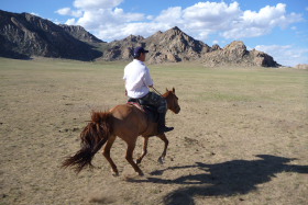 Photos de notre randonnée équestre confort sous la yourte en Mongolie : Khustai et les chevaux de Przewalski, Khogno Khan, le Mini Gobi, la Vallée de l'Orkhon, le lac d'Ogii, Karakorum... (Randocheval / Absolu Voyages)