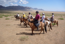 Photos de notre randonnée équestre confort sous la yourte en Mongolie : Khustai et les chevaux de Przewalski, Khogno Khan, le Mini Gobi, la Vallée de l'Orkhon, le lac d'Ogii, Karakorum... (Randocheval / Absolu Voyages)