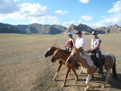 Photos de notre randonnée équestre confort sous la yourte en Mongolie : Khustai et les chevaux de Przewalski, Khogno Khan, le Mini Gobi, la Vallée de l'Orkhon, le lac d'Ogii, Karakorum... (Randocheval / Absolu Voyages)