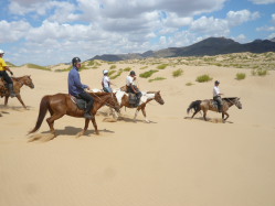 Photos de notre randonnée équestre confort sous la yourte en Mongolie : Khustai et les chevaux de Przewalski, Khogno Khan, le Mini Gobi, la Vallée de l'Orkhon, le lac d'Ogii, Karakorum... (Randocheval / Absolu Voyages)