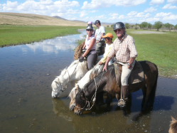 Photos de notre randonnée équestre confort sous la yourte en Mongolie : Khustai et les chevaux de Przewalski, Khogno Khan, le Mini Gobi, la Vallée de l'Orkhon, le lac d'Ogii, Karakorum... (Randocheval / Absolu Voyages)