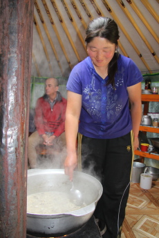 Photos de notre randonnée équestre confort sous la yourte en Mongolie : Khustai et les chevaux de Przewalski, Khogno Khan, le Mini Gobi, la Vallée de l'Orkhon, le lac d'Ogii, Karakorum... (Randocheval / Absolu Voyages)