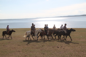 Photos de notre randonnée équestre confort sous la yourte en Mongolie : Khustai et les chevaux de Przewalski, Khogno Khan, le Mini Gobi, la Vallée de l'Orkhon, le lac d'Ogii, Karakorum... (Randocheval / Absolu Voyages)