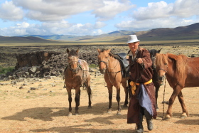 Photos de notre randonnée équestre confort sous la yourte en Mongolie : Khustai et les chevaux de Przewalski, Khogno Khan, le Mini Gobi, la Vallée de l'Orkhon, le lac d'Ogii, Karakorum... (Randocheval / Absolu Voyages)