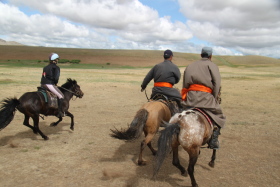 Photos de notre randonnée équestre confort sous la yourte en Mongolie : Khustai et les chevaux de Przewalski, Khogno Khan, le Mini Gobi, la Vallée de l'Orkhon, le lac d'Ogii, Karakorum... (Randocheval / Absolu Voyages)