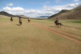 Photos de notre randonnée équestre confort sous la yourte en Mongolie : Khustai et les chevaux de Przewalski, Khogno Khan, le Mini Gobi, la Vallée de l'Orkhon, le lac d'Ogii, Karakorum... (Randocheval / Absolu Voyages)