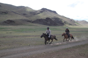 Photos de notre randonnée équestre confort sous la yourte en Mongolie : Khustai et les chevaux de Przewalski, Khogno Khan, le Mini Gobi, la Vallée de l'Orkhon, le lac d'Ogii, Karakorum... (Randocheval / Absolu Voyages)