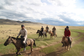 Photos de notre randonnée équestre confort sous la yourte en Mongolie : Khustai et les chevaux de Przewalski, Khogno Khan, le Mini Gobi, la Vallée de l'Orkhon, le lac d'Ogii, Karakorum... (Randocheval / Absolu Voyages)