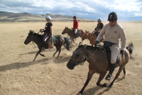 Photos de notre randonnée confort sous la yourte en Mongolie : Khustai et les chevaux de Przewalski, Khogno Khan, le Mini Gobi, la Vallée de l'Orkhon, le lac d'Ogii, Karakorum... (Randocheval / Absolu Voyages)