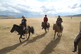 Photos de notre randonnée équestre confort sous la yourte en Mongolie : Khustai et les chevaux de Przewalski, Khogno Khan, le Mini Gobi, la Vallée de l'Orkhon, le lac d'Ogii, Karakorum... (Randocheval / Absolu Voyages)