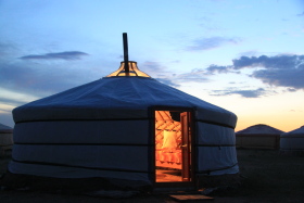 Photos de notre randonnée confort sous la yourte en Mongolie : Khustai et les chevaux de Przewalski, Khogno Khan, le Mini Gobi, la Vallée de l'Orkhon, le lac d'Ogii, Karakorum... (Randocheval / Absolu Voyages)