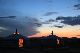 Photos de notre randonnée équestre confort sous la yourte en Mongolie : Khustai et les chevaux de Przewalski, Khogno Khan, le Mini Gobi, la Vallée de l'Orkhon, le lac d'Ogii, Karakorum... (Randocheval / Absolu Voyages)