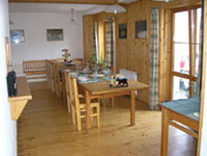 Salle à manger de l'hébergement - Randonnée à cheval en Roumanie - Randocheval