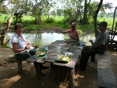Pique nique au bord d'une rivière dans les rizières au Sri Lanka - Randocheval