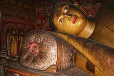 Bouddha couché dans une des grottes du temple rupestre de Dambulla au Sri Lanka - Randocheval