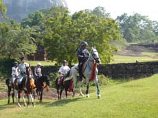 A cheval dans les ruines de Sigiriya lors de notre voyage au Sri Lanka - Randocheval