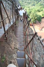Ascension vertigineuse dans les escaliers de Sigiriya au Sri Lanka - Randocheval