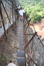 Ascension vertigineuse dans les escaliers de Sigiriya au Sri Lanka - Randocheval