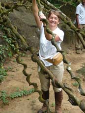 Jenny dans les lianes en pleine jungle au Sri Lanka - Randocheval