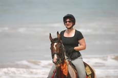 Sabine Grataloup sur un cheval Marwari lors de la randonnée équestre d'ouverture au Sri Lanka - Rando Cheval