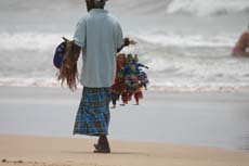 Vendeur de marionnettes sur une plage du Sri Lanka