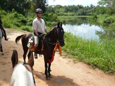 Serge sur Shyam dans les rizières du Sri Lanka - Rando Cheval