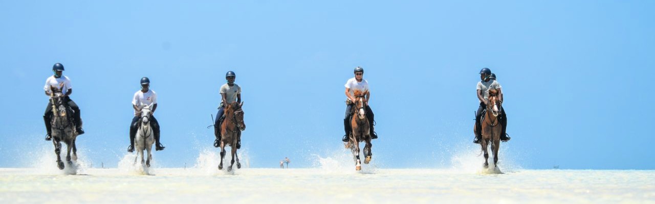 Évadez-vous lors d'un séjour équestre d'exception sur les plages de sable blanc de Zanzibar. • voyage a cheval zanzibar randonnee equestre tanzanie plage nungwi