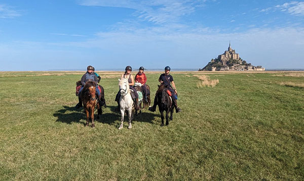 Voyage à cheval - Exploration à cheval de la Bretagne jusqu\'au Mont St Michel sur des chevaux Islandais