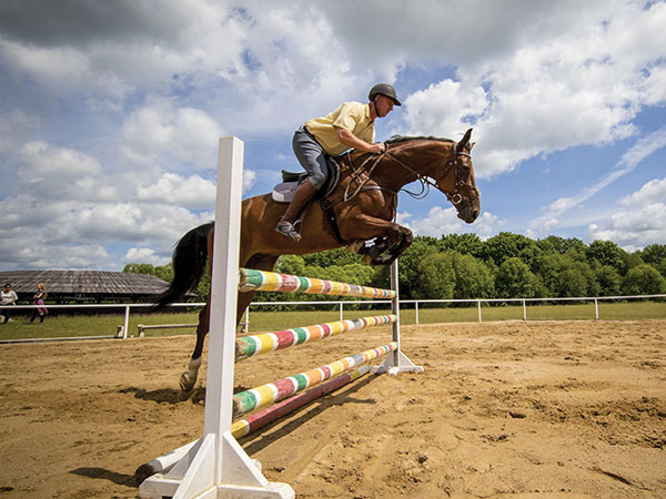 Voyage à cheval - Stage de perfectionnement équestre (saut d\'obstacles et dressage) - un séjour Randocheval, agence de